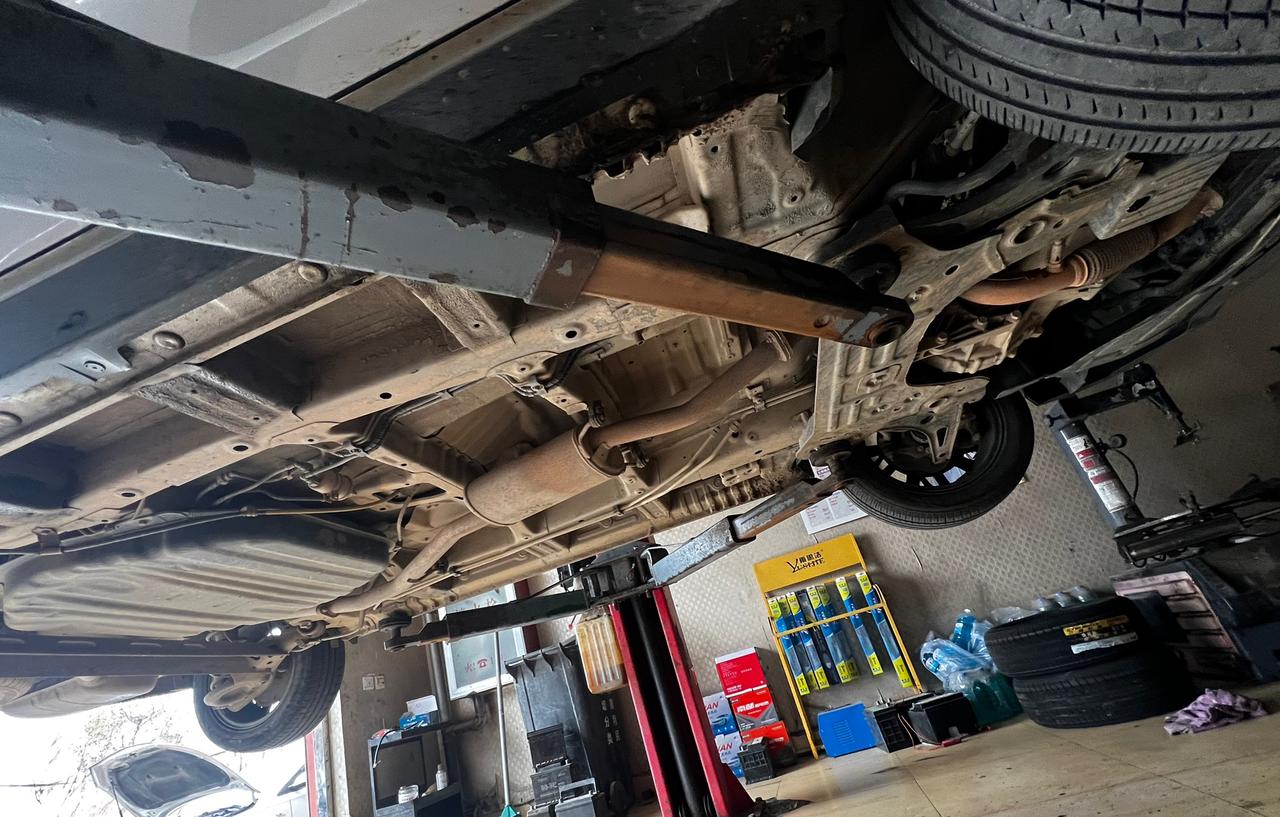 今天去把我的国产汽车做了保养，车子是18年买的，现在看着底盘也有点生锈了，机油保