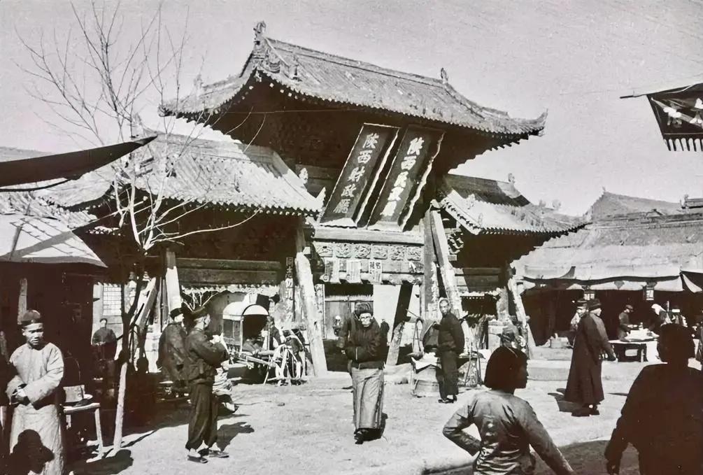 一张历史照片，勾起陕西人的记忆！不知照片中的建筑还在吗？也不知道是在西安现在的什