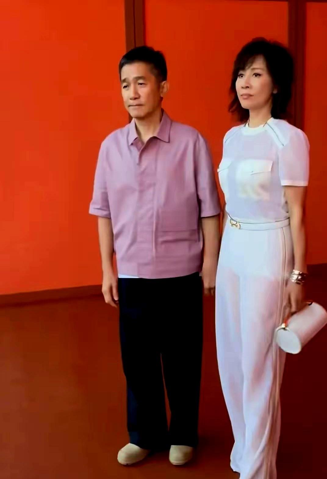 上海爱马仕大秀现场，61岁的刘嘉玲穿着米白色收腰套装，走路带风像霸道总裁，59岁