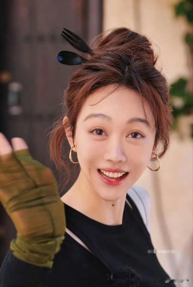 姜妍可真会，随便用塑料刀叉当发钗盘发，随性又不失温柔娇俏。