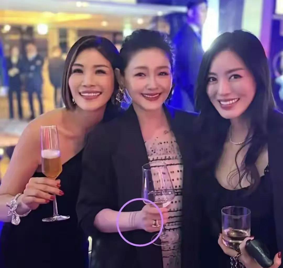 具俊晔和大S真是奇葩一对天下没啥不能纹结婚戒指刷前夫的卡刷不出来就纹了一个
