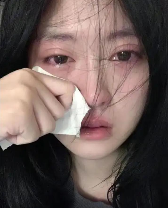 剖腹产的刀口还没拆线，渗着淡淡的血渍，安徽女子李捷连翻身都费劲，却收到了孩子亲爹