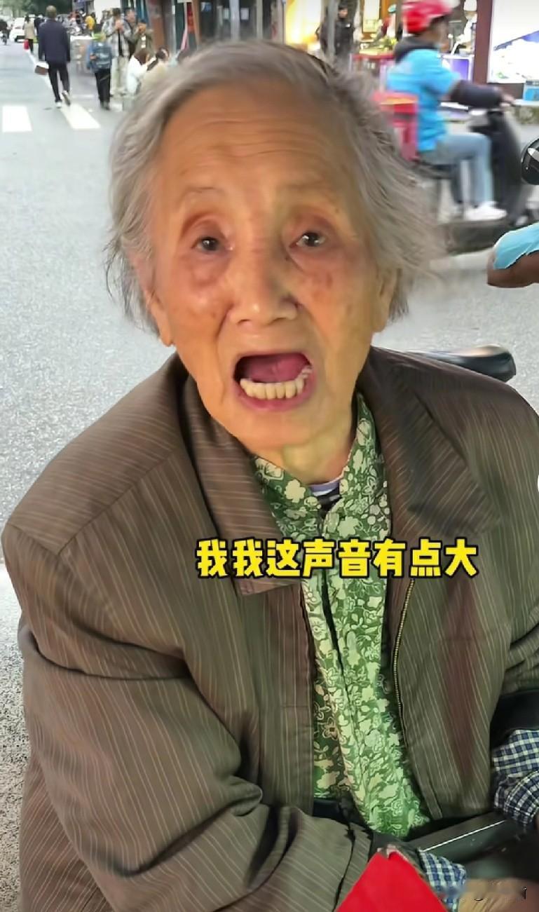 成都网红“蛋烘糕阿婆”终于服软了，被现实狠狠打脸了，以前趾高气昂的气势渐渐败下阵