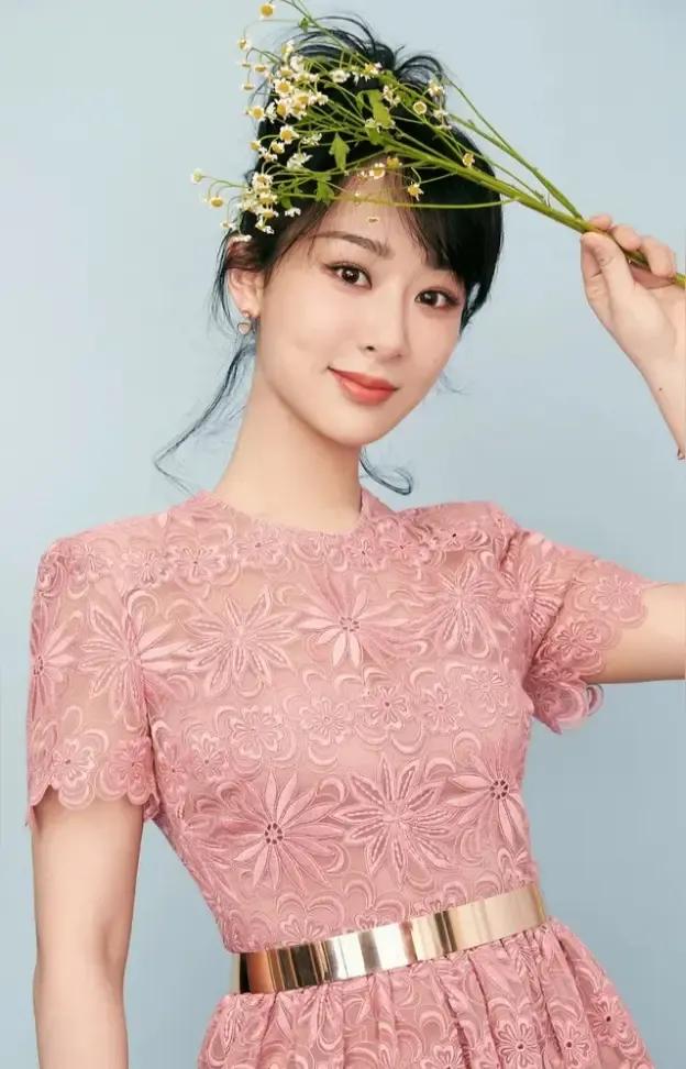 杨紫的戏，真能扎进你心里！她演哭戏，脖子青筋都爆出来，不是“美”，而是让你跟