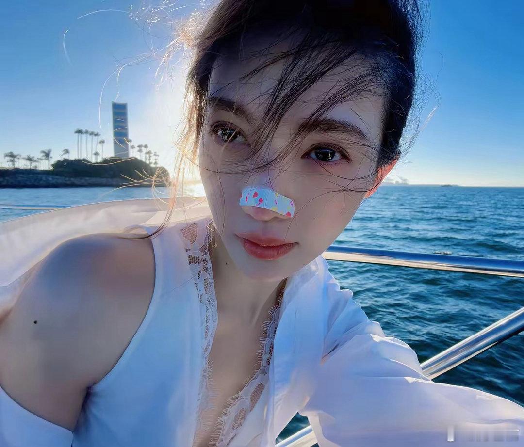金晨在洛杉矶过生日，好友孟佳也在，她们坐游艇出海玩了！​​​