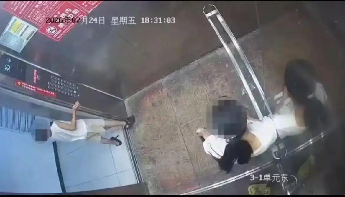 看了男孩妈妈和女孩在电梯内打斗的视频，感觉五味杂陈。可以说，男孩在所有的选择当中