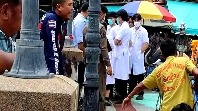 行李箱里蜷着半截身子，脖子一圈勒痕像红绳。春武里午后三十度，臭味先报警。警察撬锁