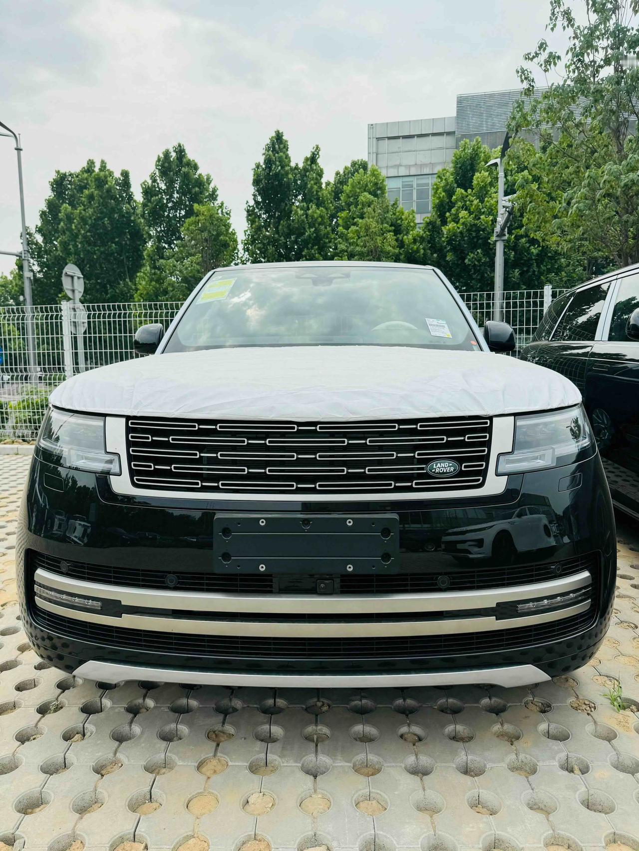 25款路虎揽胜盛世加长，圣托里尼黑搭配琥珀褐色，这配色简直绝了，高级感直接拉满。