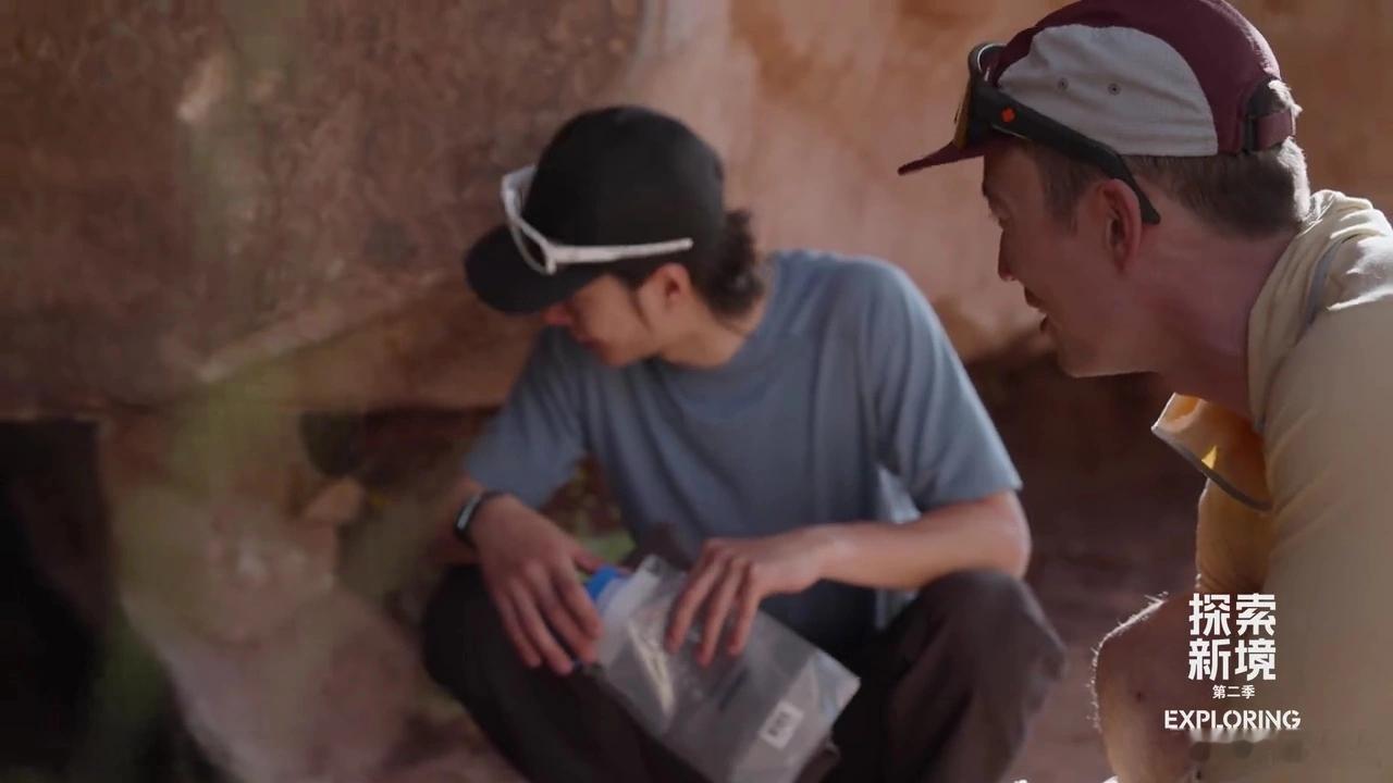 王一博主动问起这个泉水有什么历史，笑到模糊，然后喝了这泉水，他的婚礼也会很幸福官