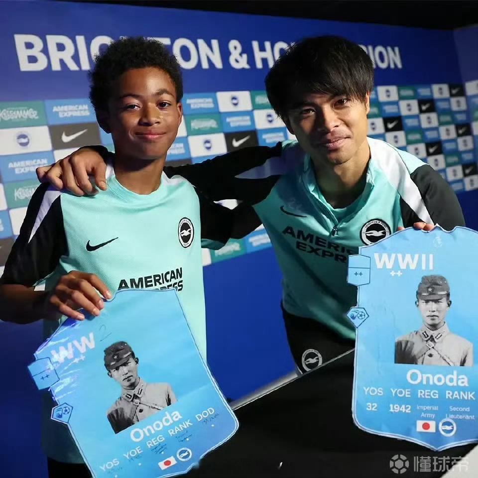 感谢三笘薰，让我们看到了一个真实的日本！英超日本国脚手持日军军官卡片合影三笘薰是