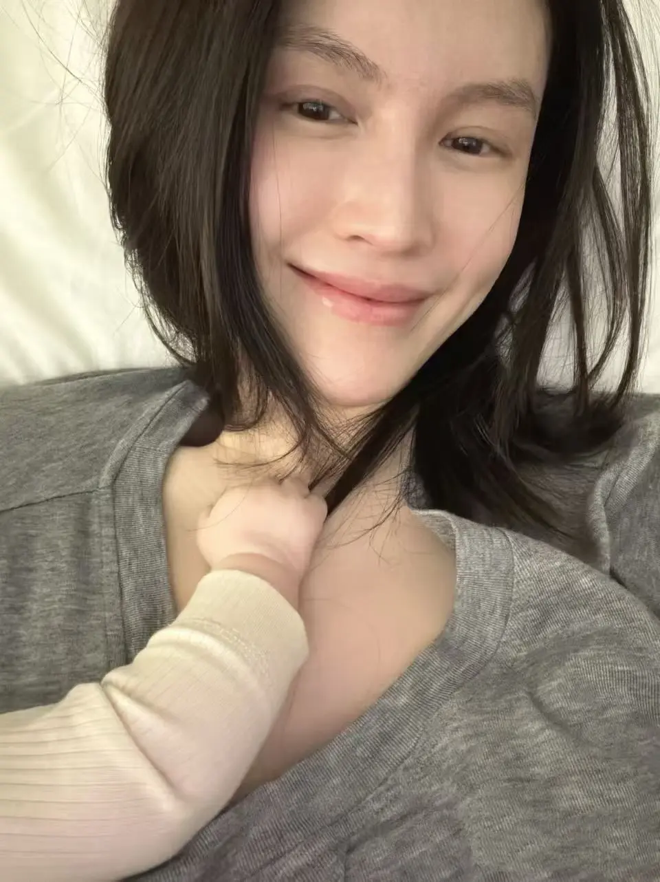 何穗母亲节晒亲子照，儿子遗传了她的好肤质。何穗天生冷白皮，儿子也遗传了...