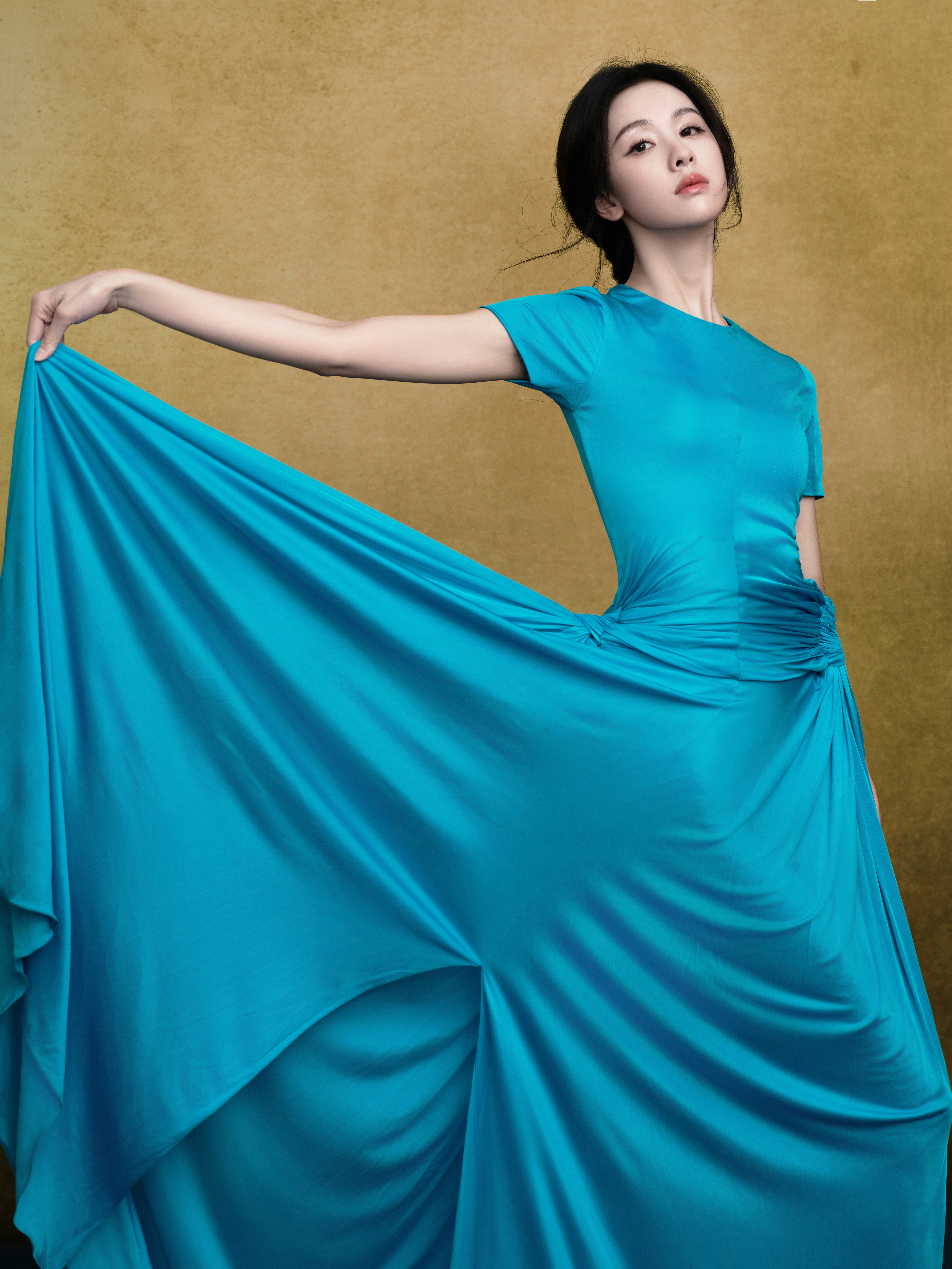 陈都灵2025国剧盛典 当神秘幽蓝碰撞古典姜黄，寸寸交汇，铺陈斑斓，今夜，以跃动