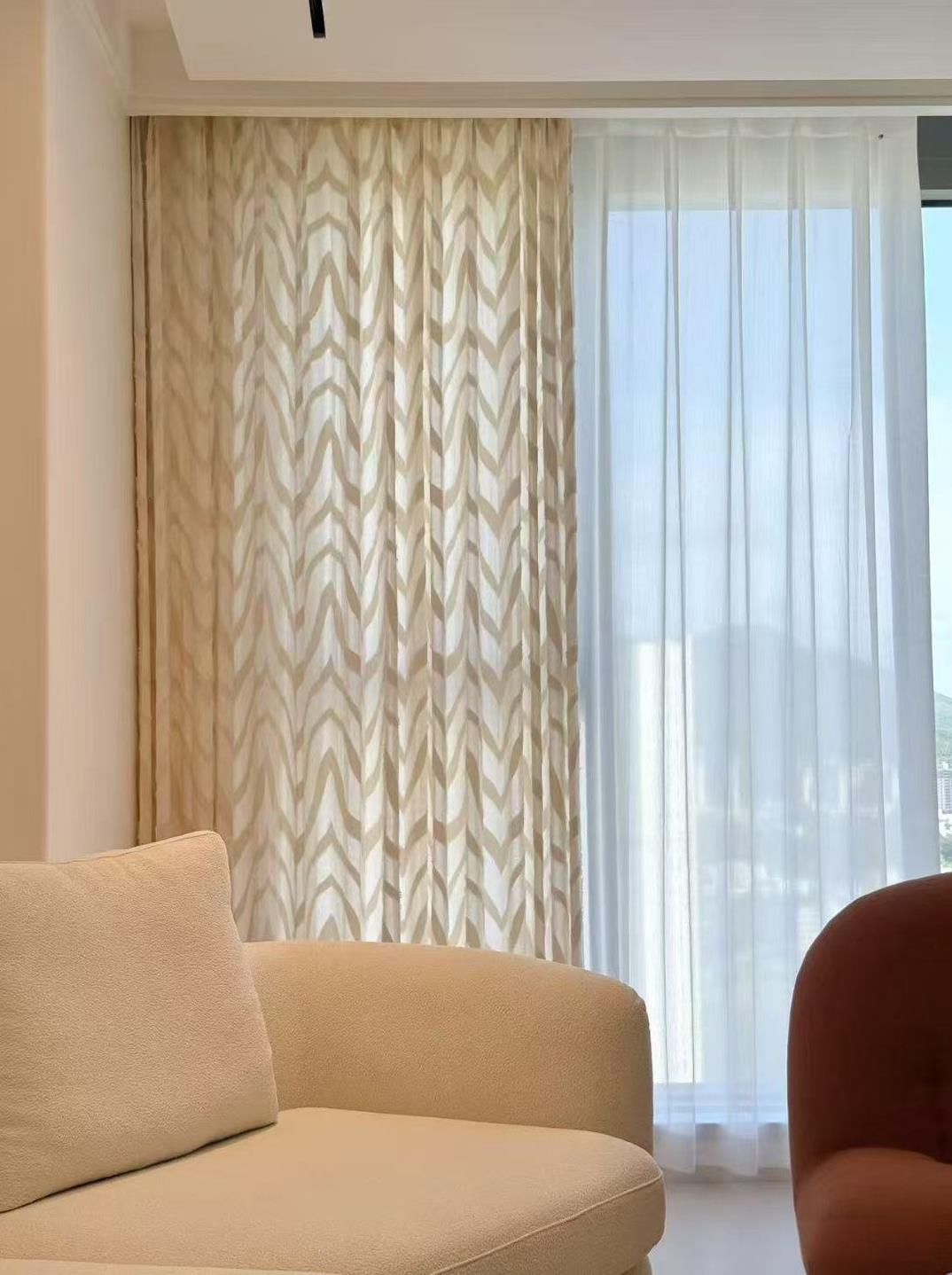 刚刚一个远房亲戚给我打电话，接通之后，她直接就说，国庆节要到我们这边旅游，想借住