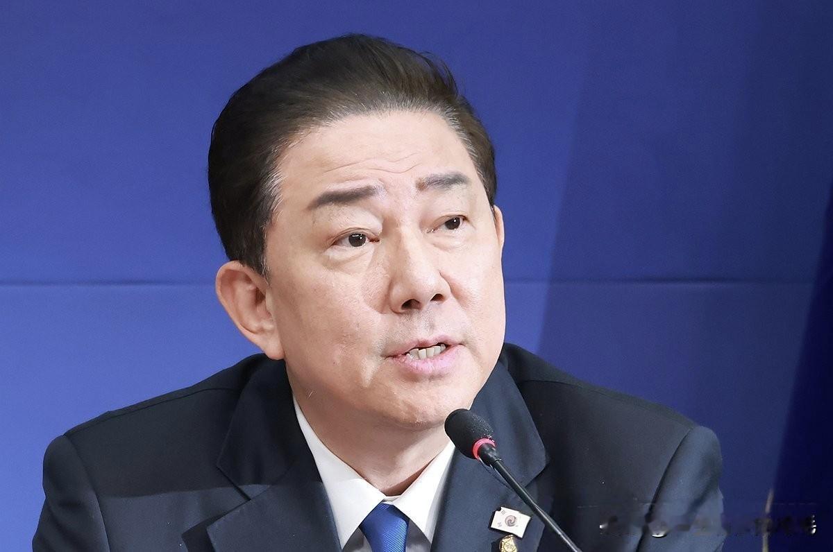 28日，韩国国民力量党针对身陷多项特权嫌疑的共同民主党院内代表金炳基发起辞职攻势