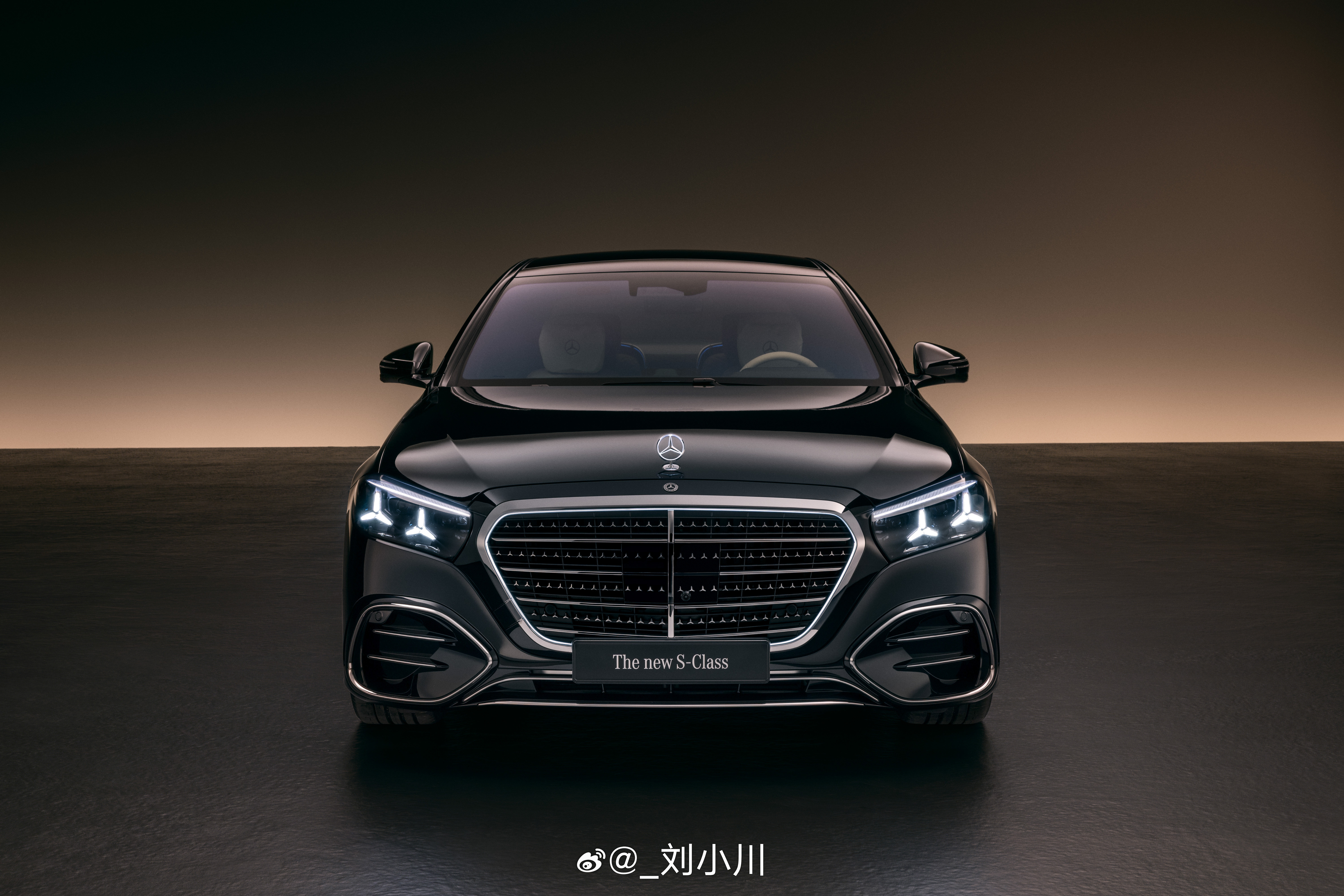新款奔驰S级网友有才，奔驰把三叉星徽放进了车灯，新款奔驰S级仅前脸部分，就有1