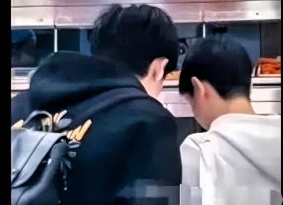 赢了也被骂，输了更被骂他们到底怎么做才对？孙颖莎、王楚钦，八年搭