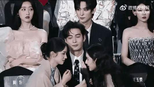 陈星旭也很无奈，自己这个背景板多少有点多余了，光看俩人嘴皮子翻飞，你来我往的，真