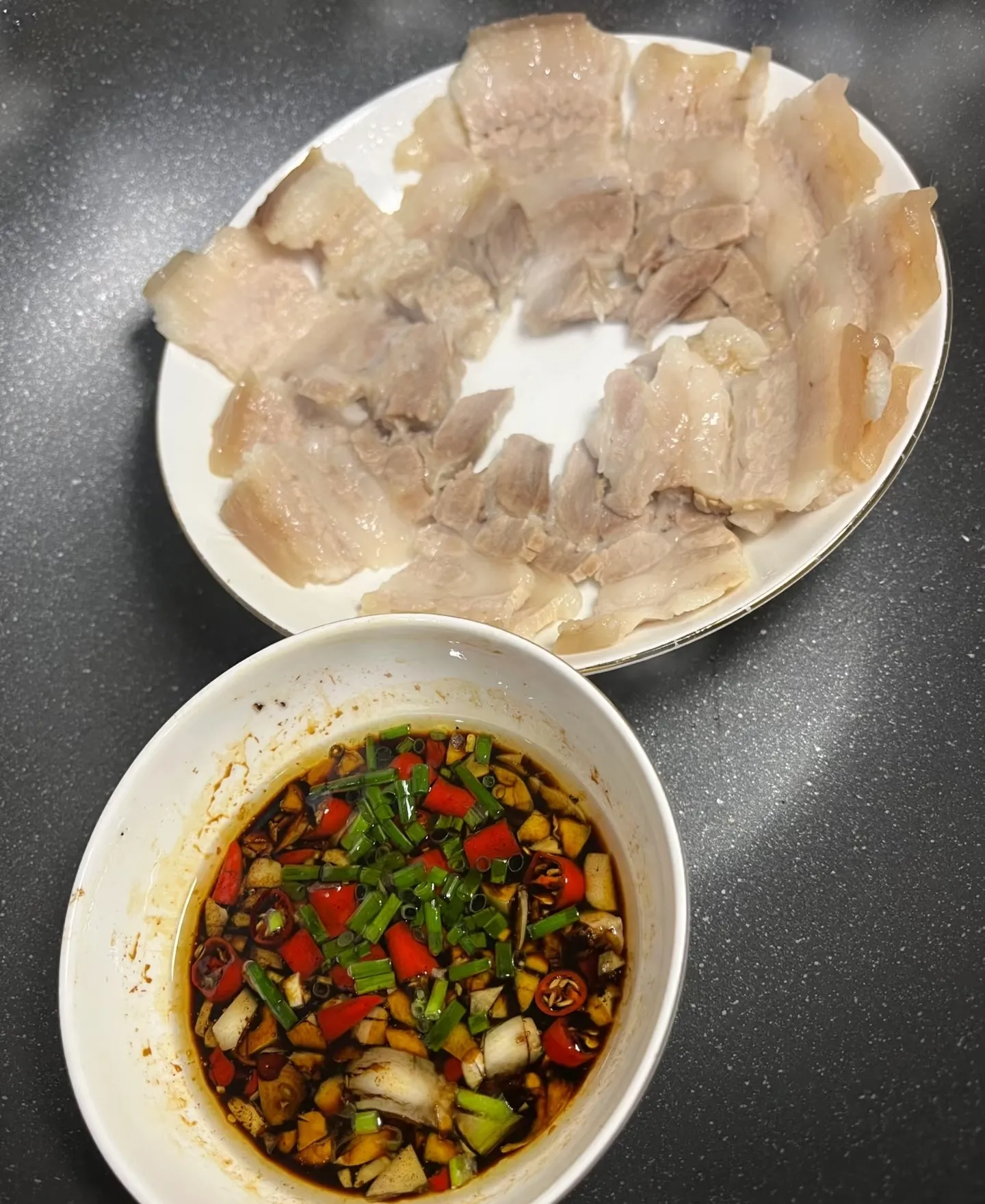听说广东人是这样吃白切肉的？把肉和米饭直接一起蒸熟既不放油也不放盐，淋点