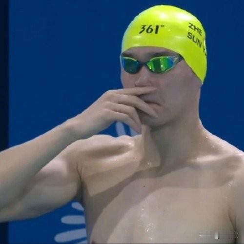 34岁孙杨抢跳遭取消！泳池鞠躬那一刻，谁看哭了？深圳大运中心那晚的欢呼声，