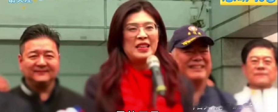 2026年元旦清晨6点，郑丽文戴着寓意“和平”的中国红围巾，打破惯例去参加升旗仪