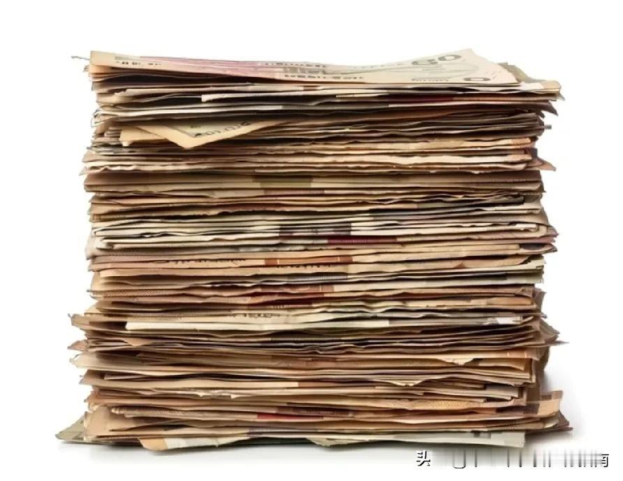 我妈有个坚持了三十年的习惯，每天天不亮就起床，在小桌子前坐很久。我爸在世时