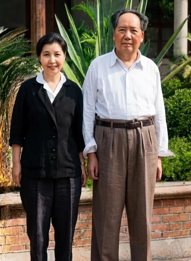 1959年庐山会议期间，毛主席与曾志（陶铸爱人）合影。曾志是井冈山时期少有的女性