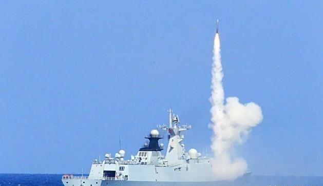 055配备200多枚导弹，假如海战爆发，导弹打完了该咋办？实不相瞒，055打完导