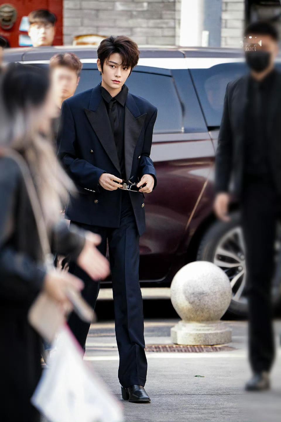 丁禹兮就这样穿着皮鞋一部部走进我心里来状态这么好奖励一部现偶来！！丁禹兮蓝黑西装