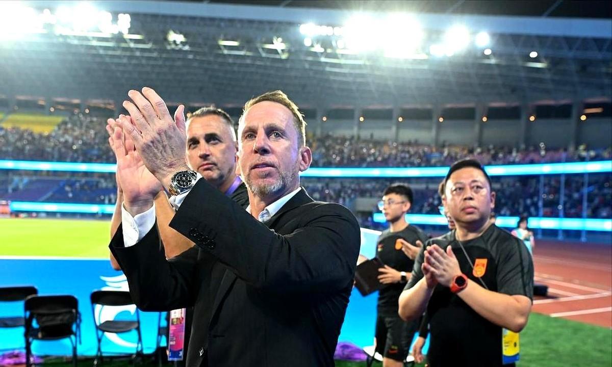 久尔杰维奇只是国足的临时主帅，但被扶正的概率很大，因为他带队踢的是东亚杯。现在