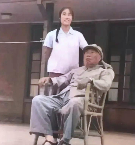 晚年，朱德与孙女的一张合影，孙女身材高大！看这张朱德朱总司令与他孙女的合影，