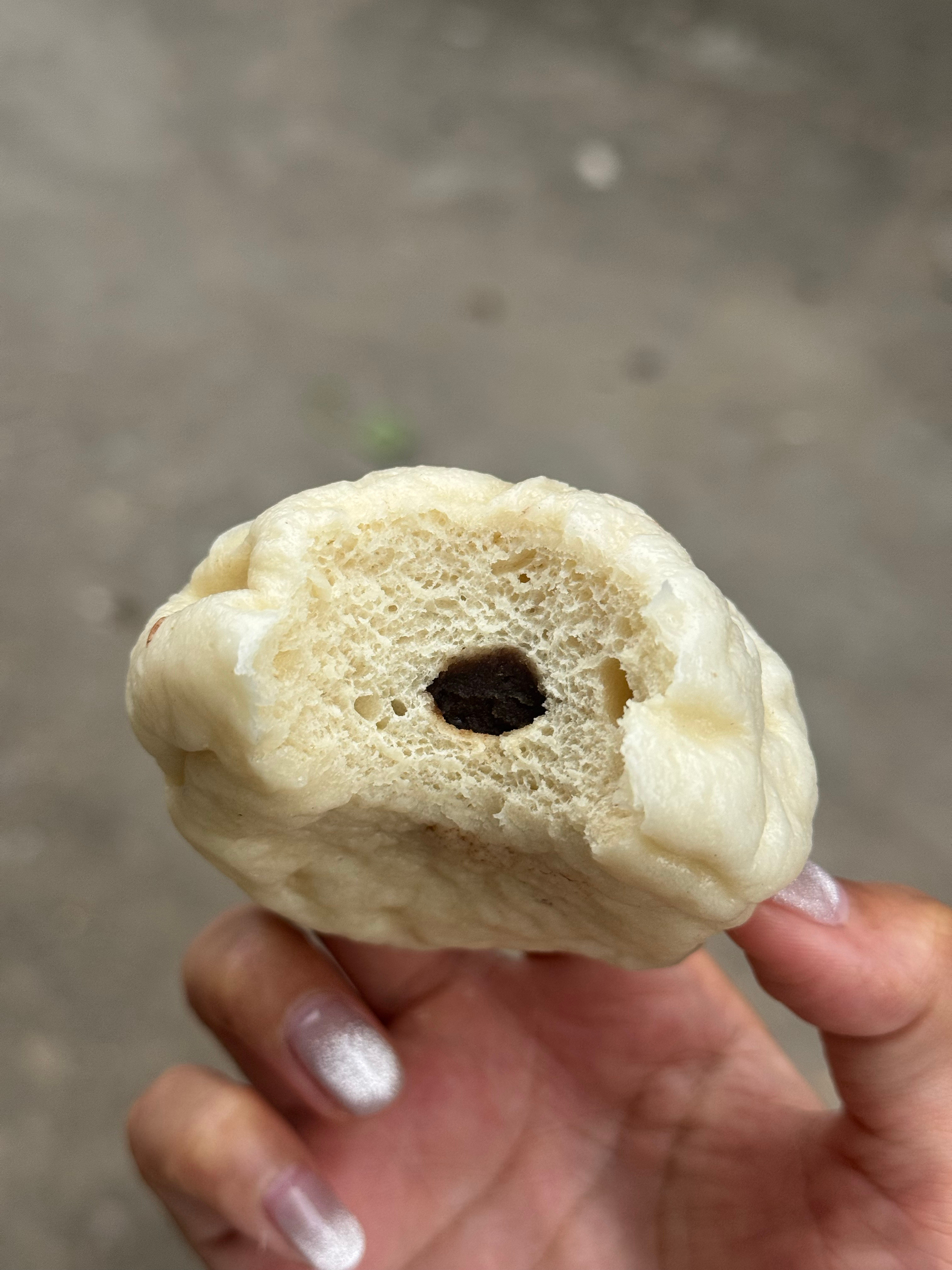 村里有个人骑摩托卖包子馒头，买了些分小孩一起吃，咬了一口绝望了做成这样也能卖啊？