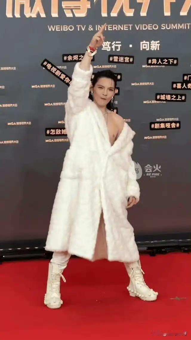 大家发现没？向佐出道整整二十年，戏拍了一部又一部，资源好到让人眼红，可就是站