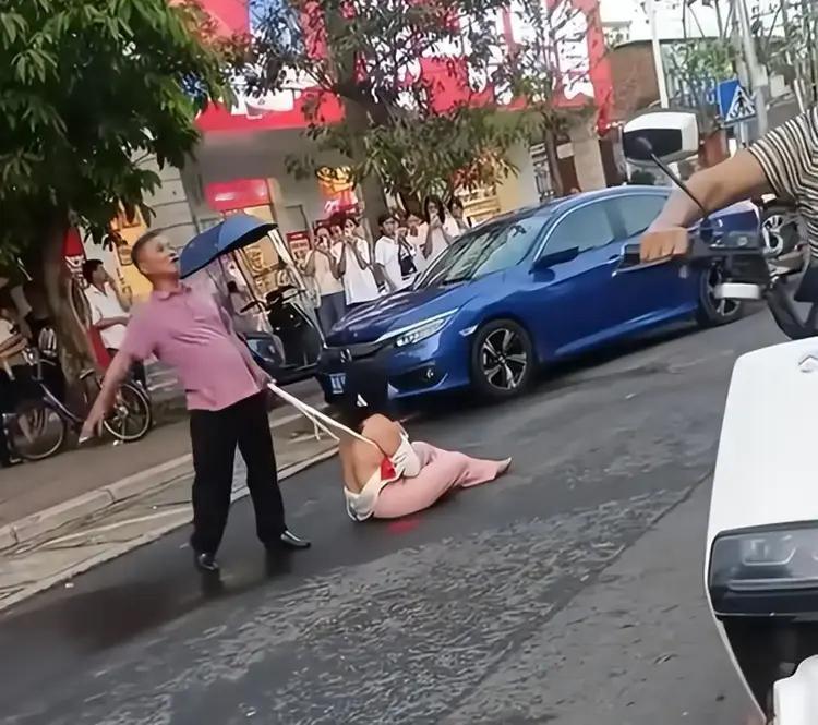 昨天在街头目睹的一幕，叫人心里发堵：一个男人用绳子牵着妻子在闹市行走，如同“公审