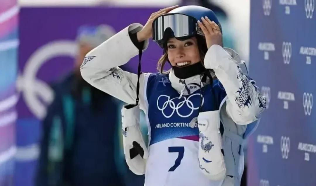 谷爱凌采访，最让我惊叹的是她的口音谷爱凌夺金之后的采访，中英文我都看了在奶奶