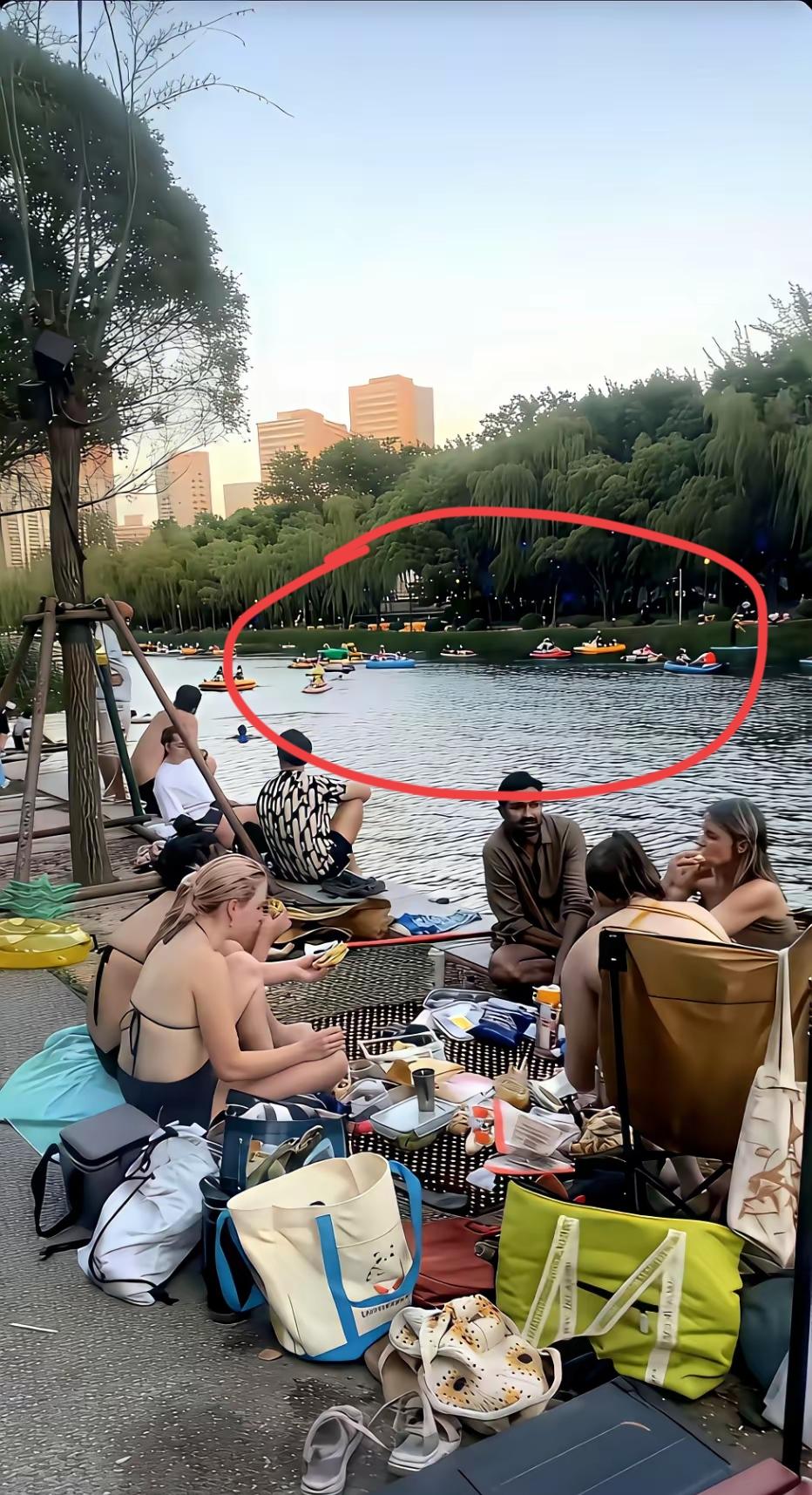 看到这幅画面，赶紧去我家旁边的小河走走，还好河边多数是钓鱼的人们，没看到有人在河