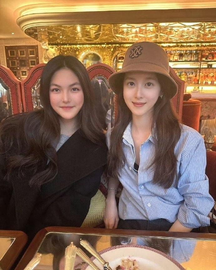 王诗龄毕竟是李湘花重金打造的骄傲，和刘强东夫人章泽天合影不落下风，尽显贵族气质