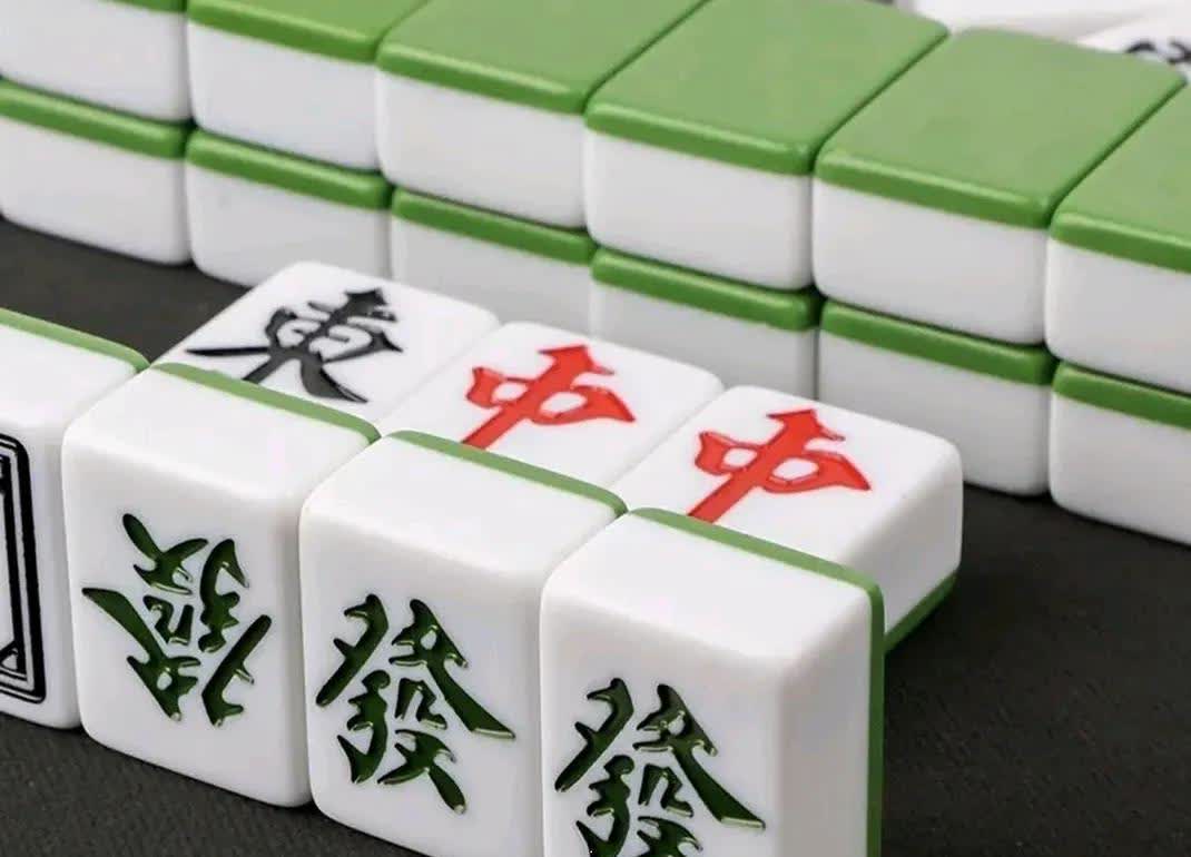 痳将馆出了一个怪人！表姐麻将馆经常来一个女人，65岁左右，在我去麻将馆差不多