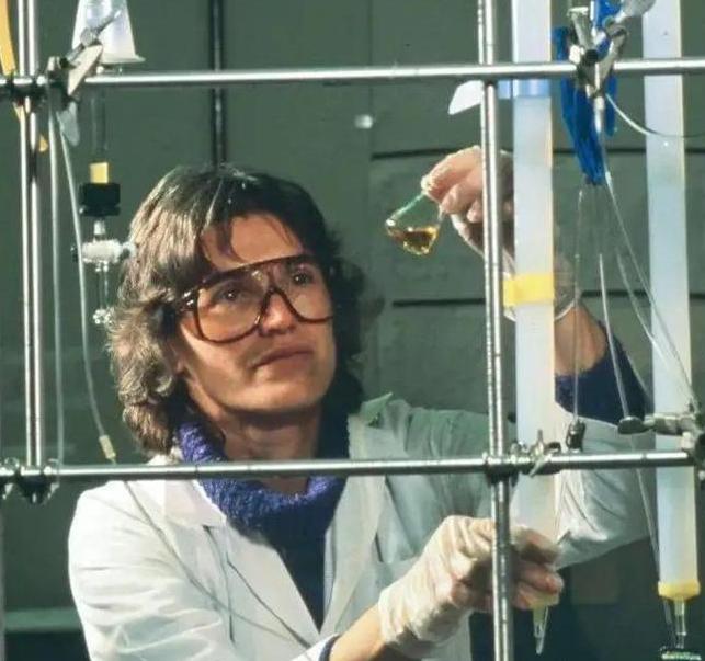 1997年，一位女科学家在做实验时，不小心将2滴透明液体滴到了乳胶手套上，她迅速