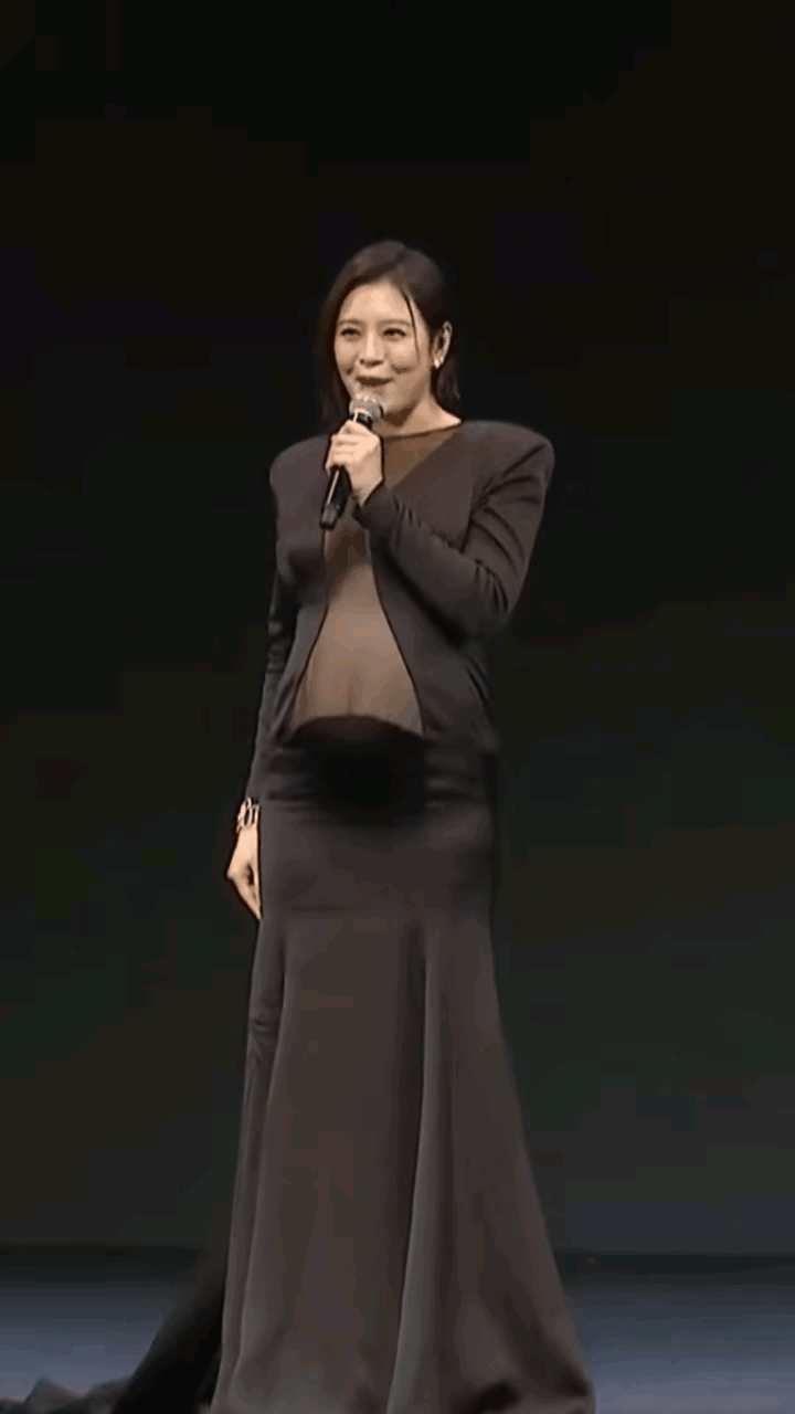 刘品言这件裙子不难看，被批是因为她是孕妇。这件裙子不但不难看，还挺好看的，连