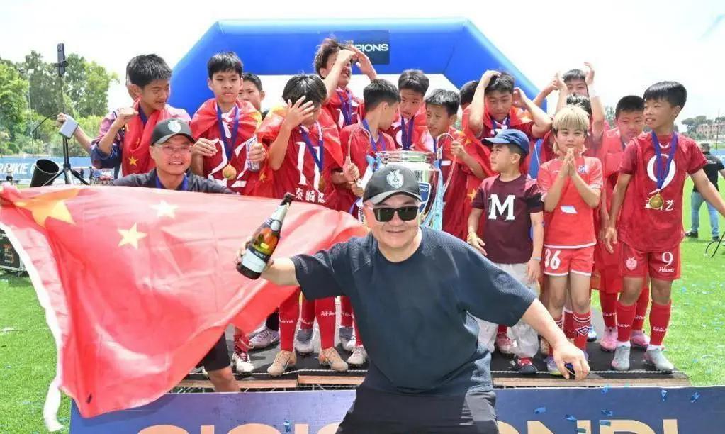 中国足球小将在意大利获得冠军后网络上出现了各种传言。这些传言主要有两个，一个就