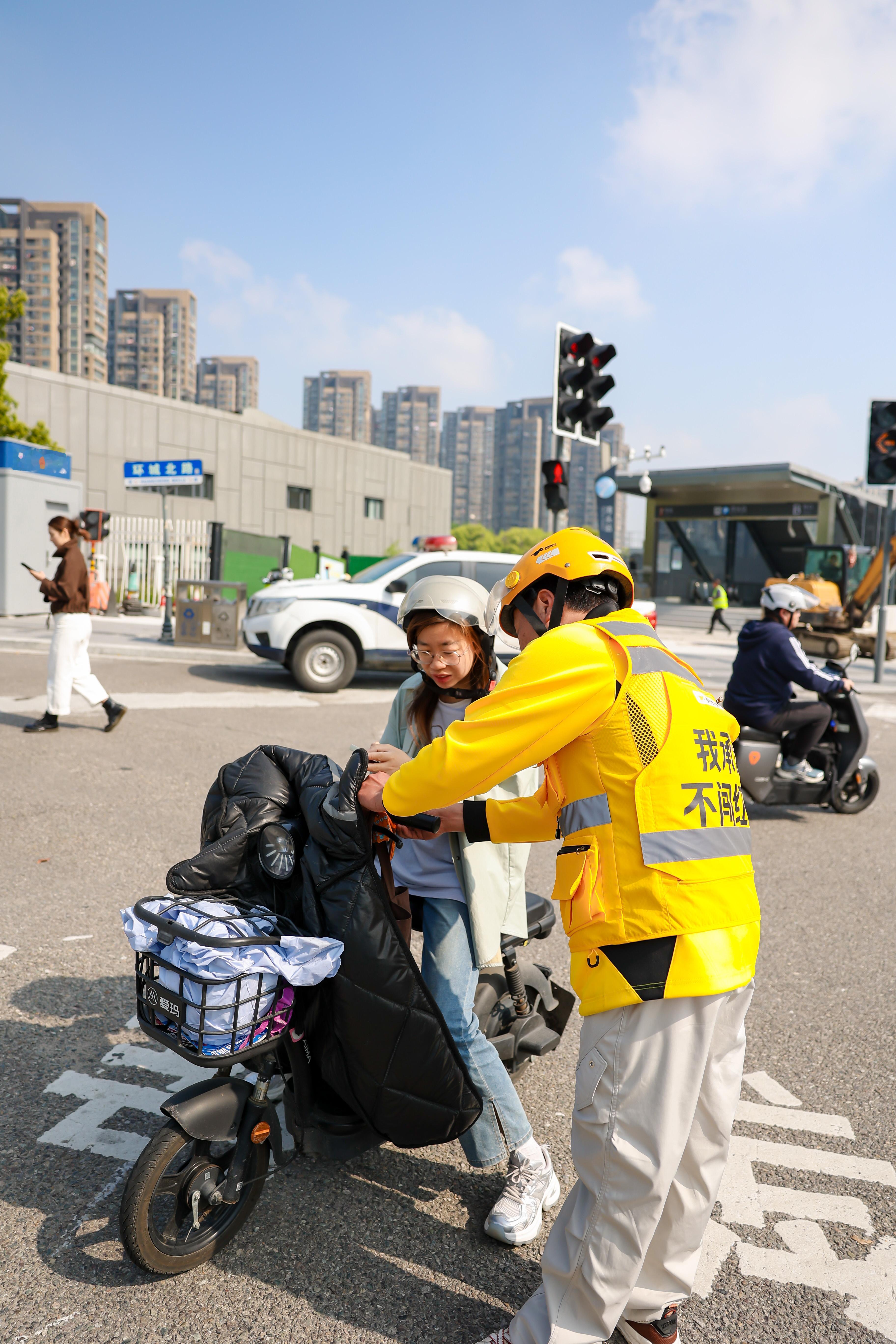 宁波街头骑手不送外卖送福袋宁波这波太暖了！美团骑手暂搁订单，把安全等灯的叮嘱塞
