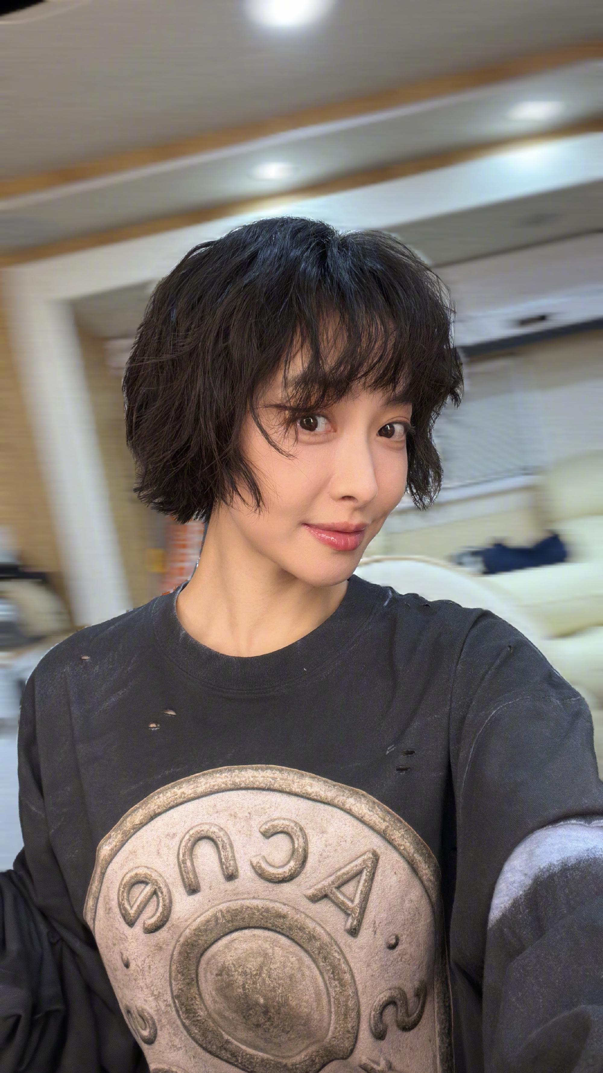 宋茜给自己卷的头宋茜的每一次尝试都让人眼前一亮，短发造型简直太美了