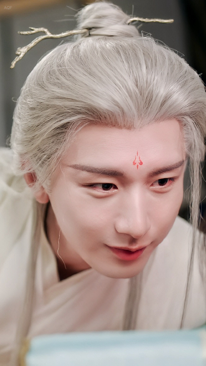 青离应渊帝君我的白月光呀成毅