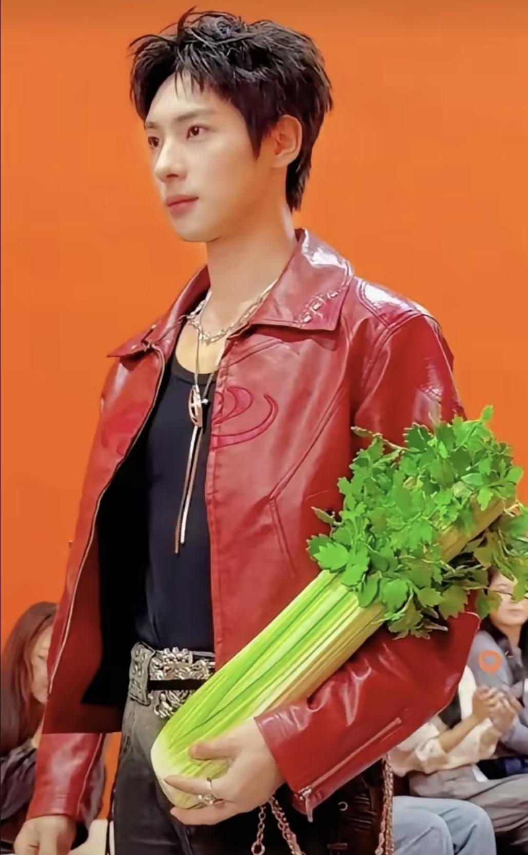 最近朋友圈刷爆一个包，长得跟菜市场刚捆好的芹菜一模一样。结果点开链接，标价319