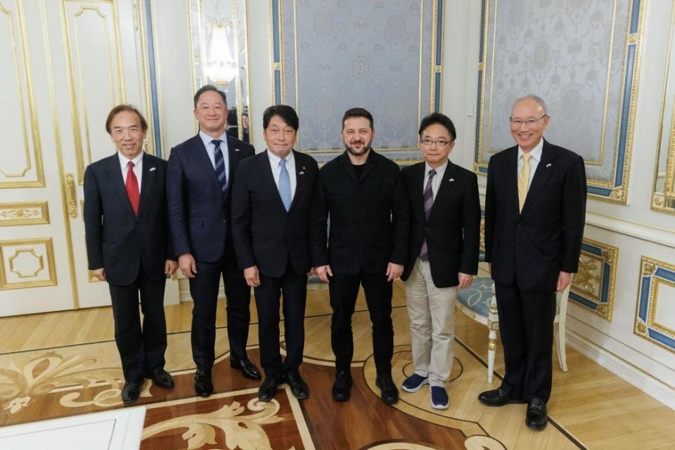 终于聚到了一起，还有那个中东“小霸王”，迟早是一伙的，正应了人以群分那句话。