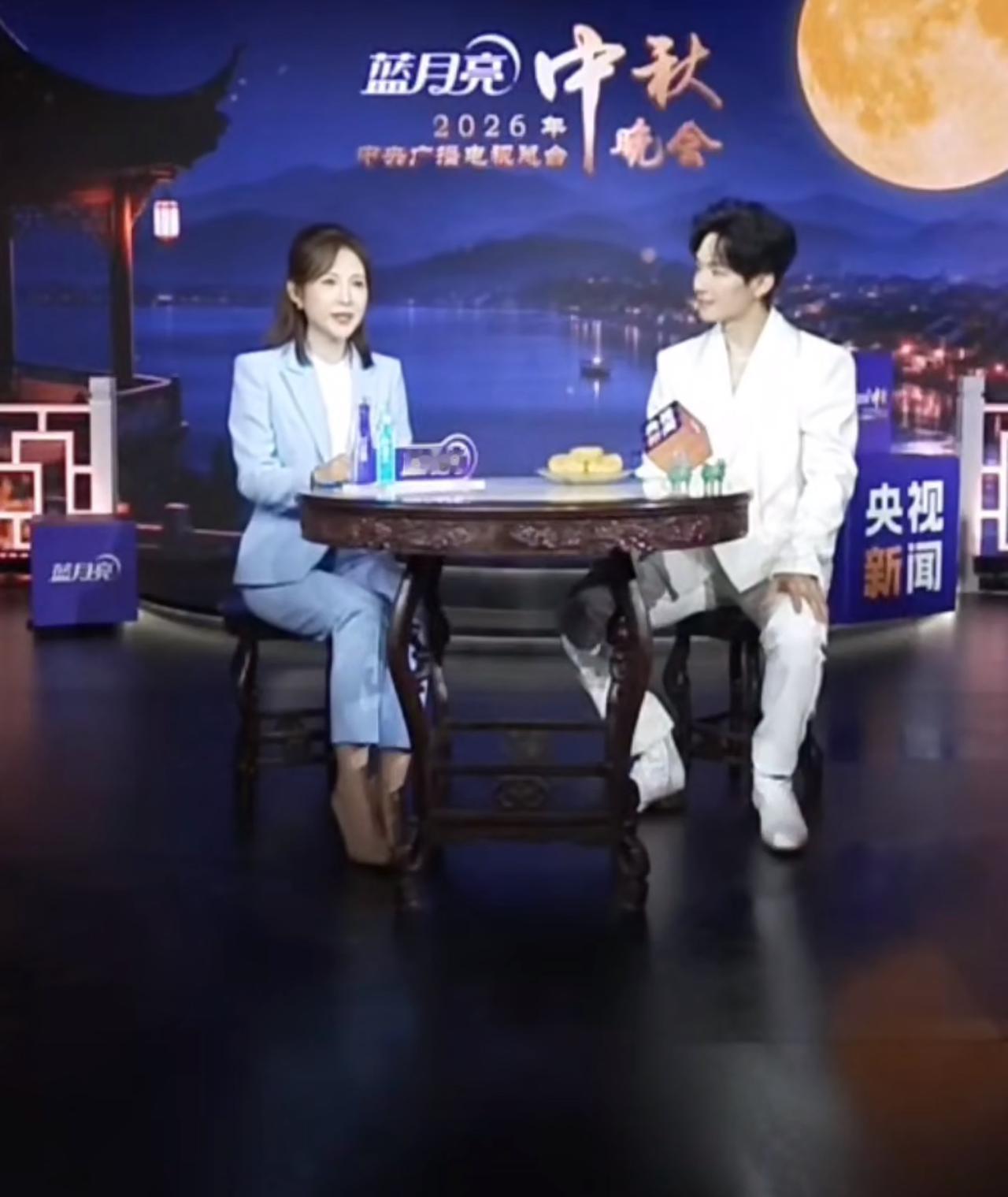 陈楚生接受了央视中秋晚会的采访，聊起中秋，他说的全是家常。他说中秋要和家人在一