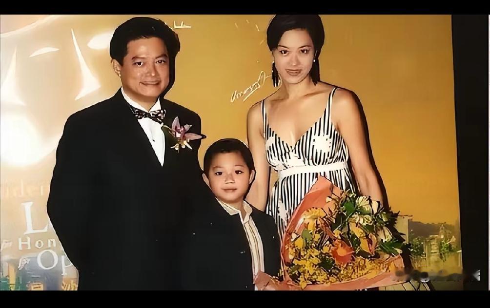 我觉得莫华伦前妻比现在娶的那个王冰冰好看多了，前妻能甩她十条街，而且比现任气质好