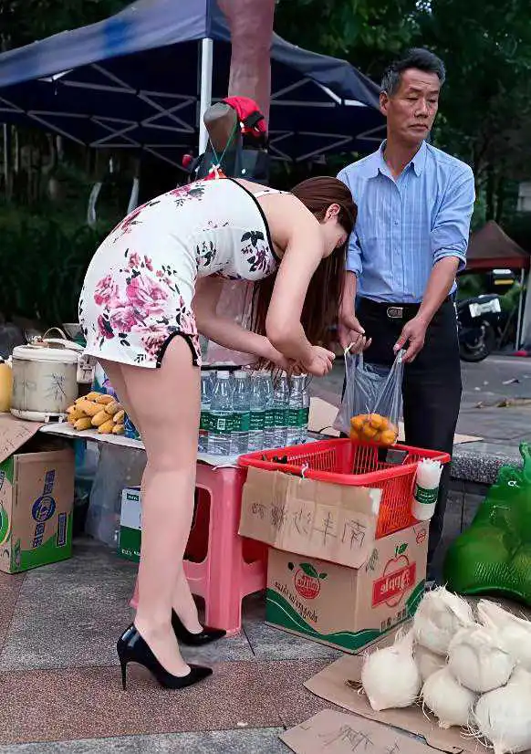 大爷为啥要把头扭过去？
