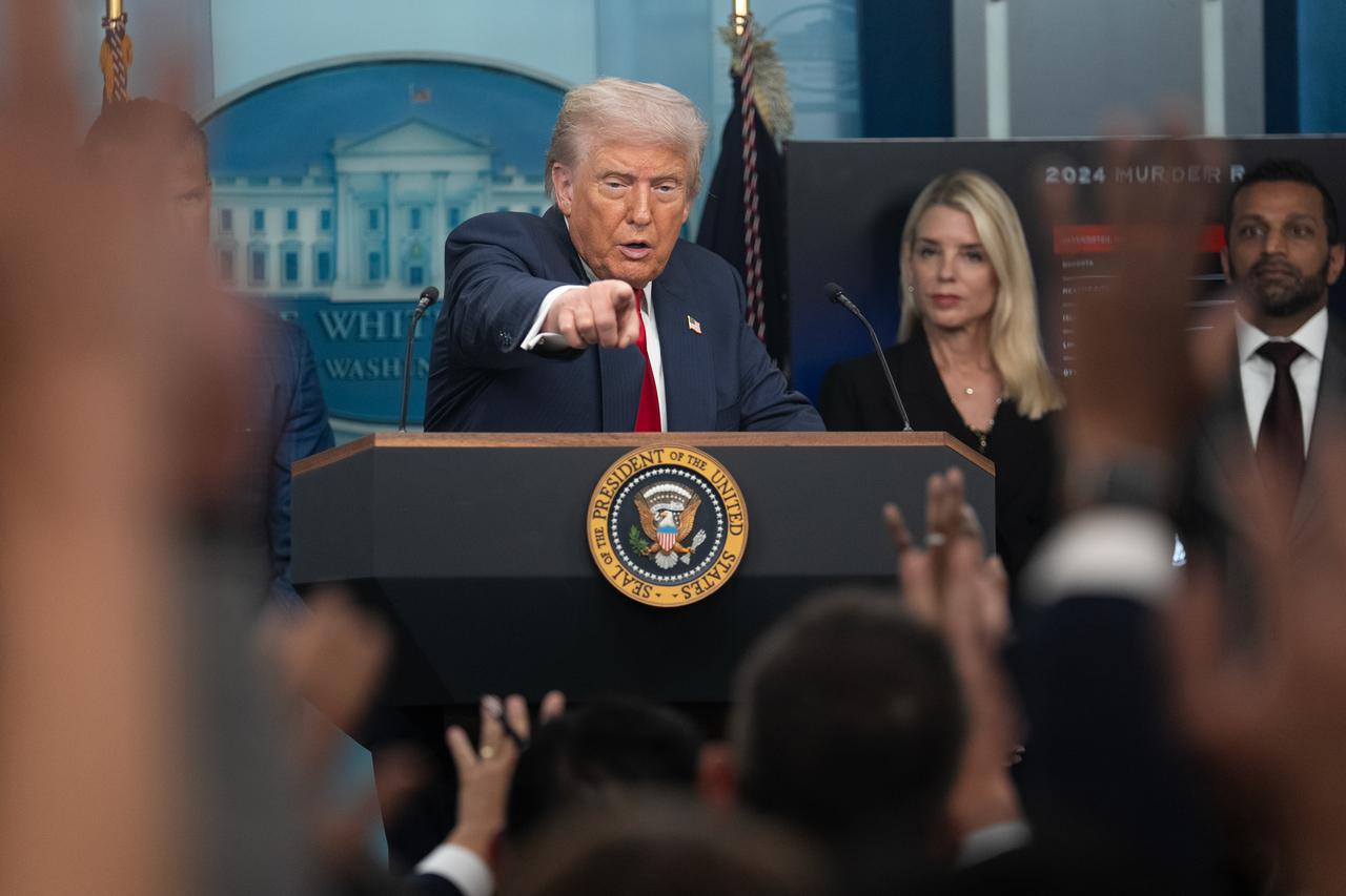 欧洲死咬格陵兰岛不放，特朗普的报复来了，没想到这么猛管闲事，落不是，欧洲为丹