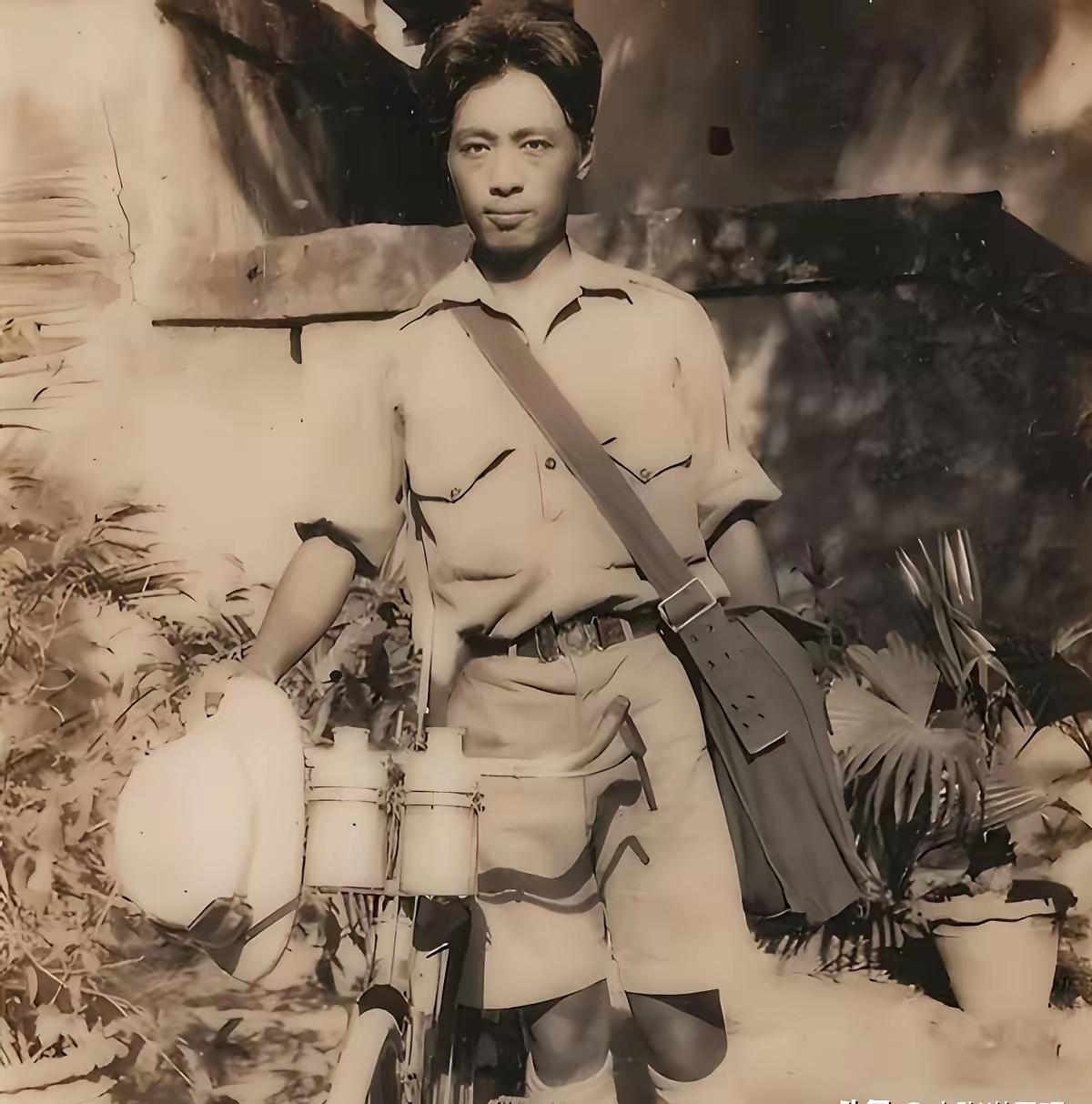 1930年的上海码头，风卷着尘土，22岁的潘德明推着一辆半旧的自行车，转身告别家